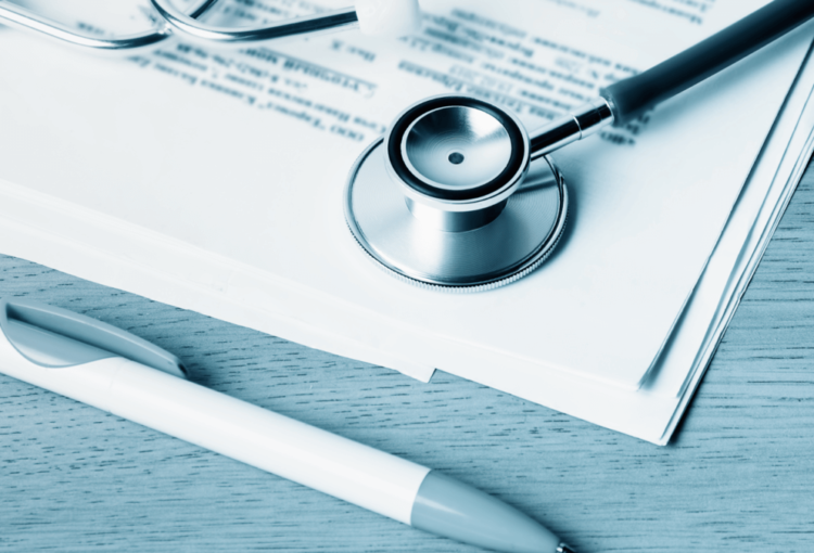 Médico calculando o orçamento prévio para o paciente.
